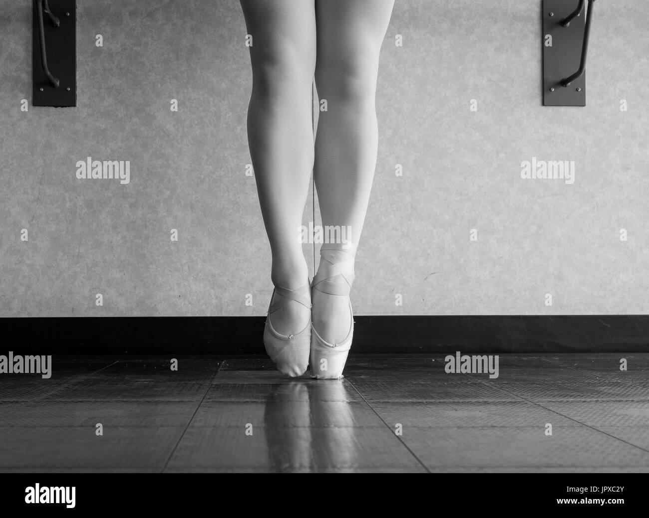 Versión en blanco y negro de Growing Up bailarina de ballet Foto de stock