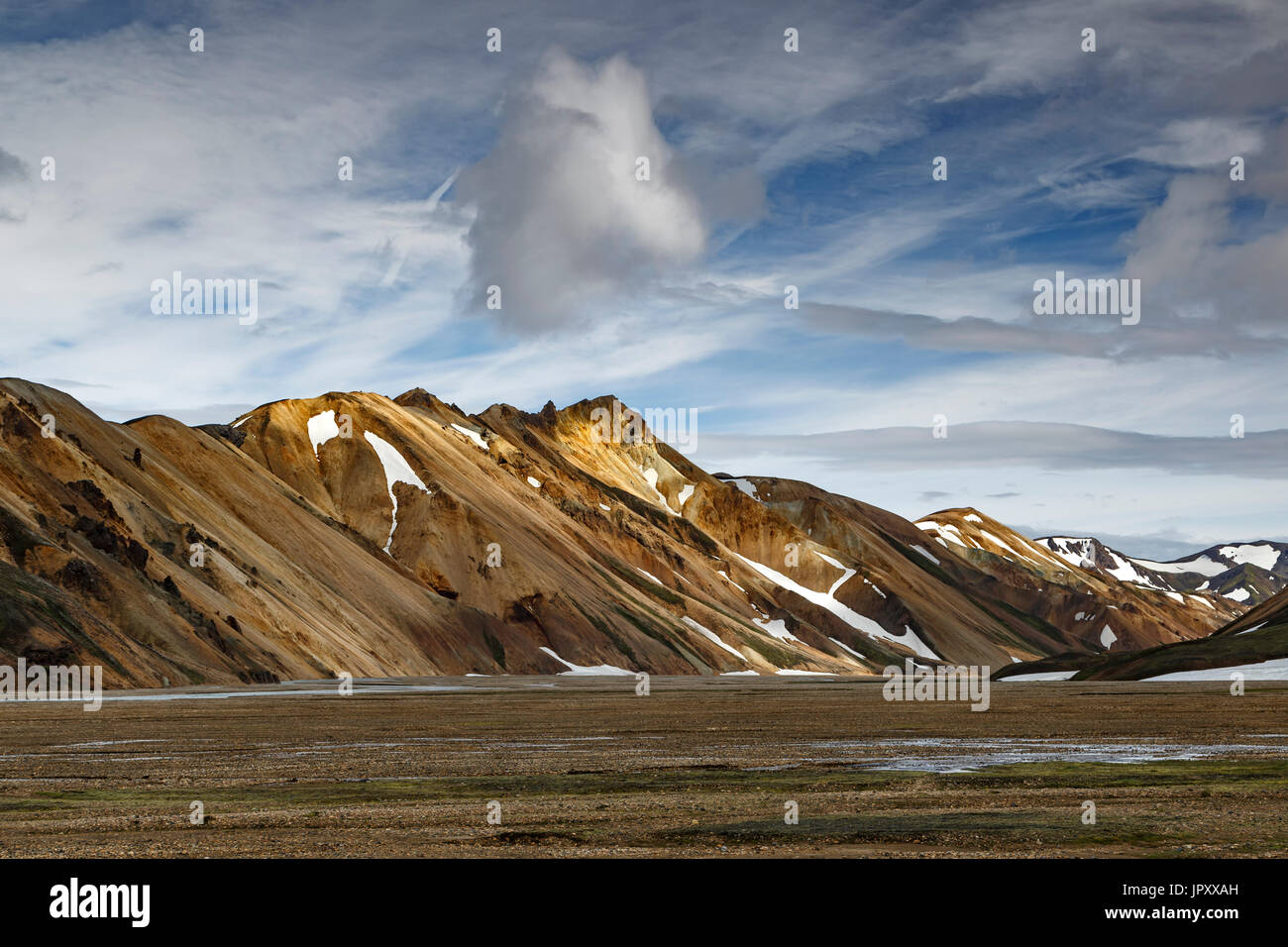 La riolita montañas cerca de camping, Landmannalaugar, la Reserva Natural de Fjallabak, Islandia Foto de stock