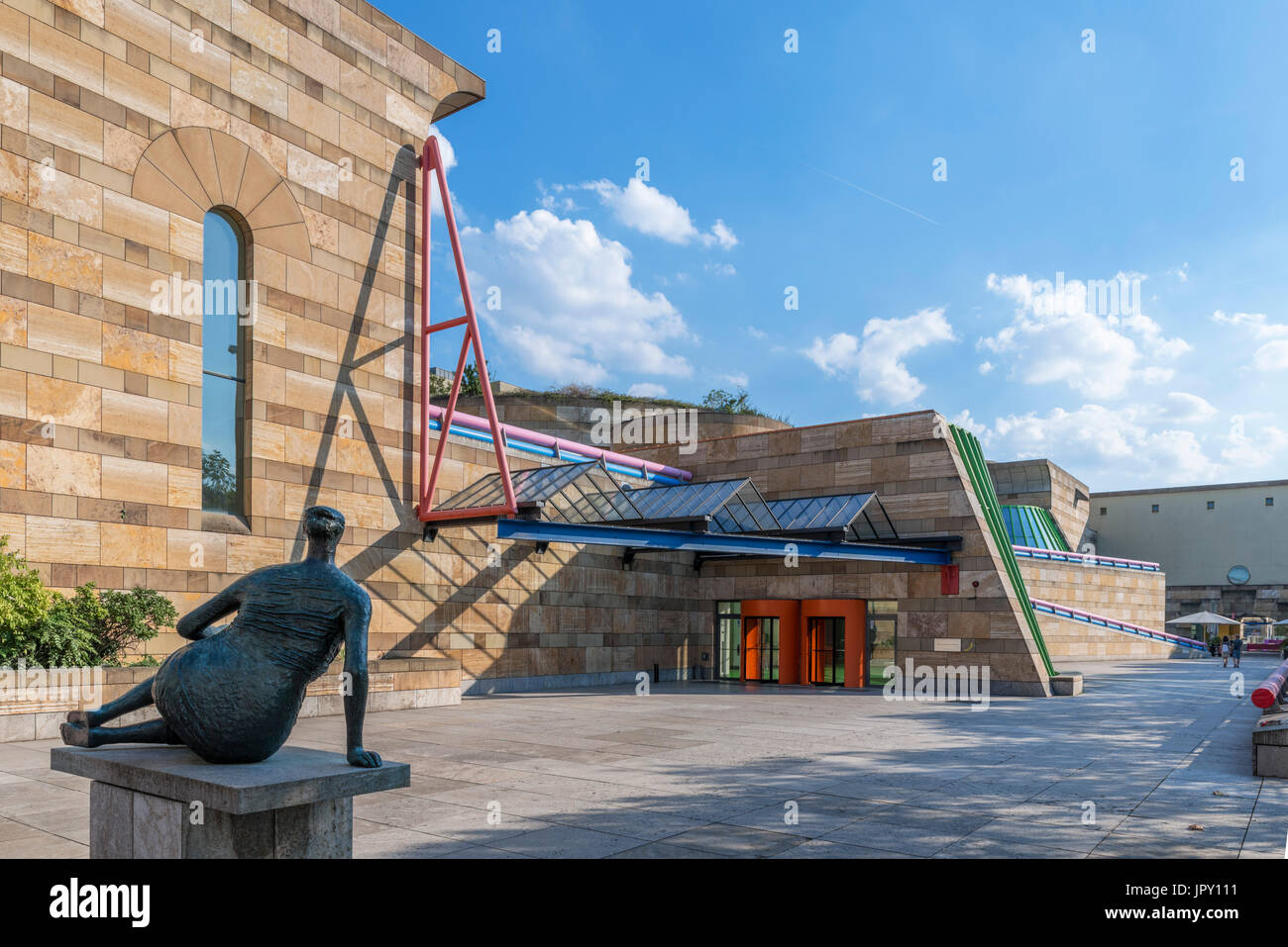 La Staatsgalerie Stuttgart (Galería Nacional), con Henry Moore ' escultura yacente drapeadas Mujer' en el primer plano, Stuttgart, Alemania Foto de stock