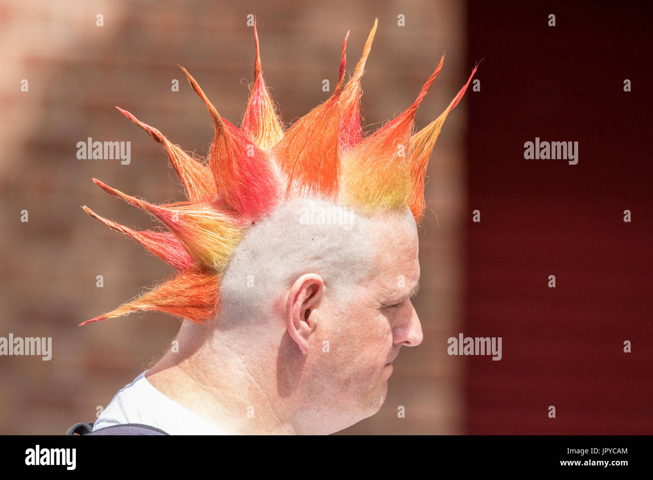 Un punk rock festival rebelarse rebelde rebelión Blackpool spike spiked  puntiagudos supervivientes mohawk peinado cabello proscribir steampunk doc  martens basculante roca Fotografía de stock - Alamy