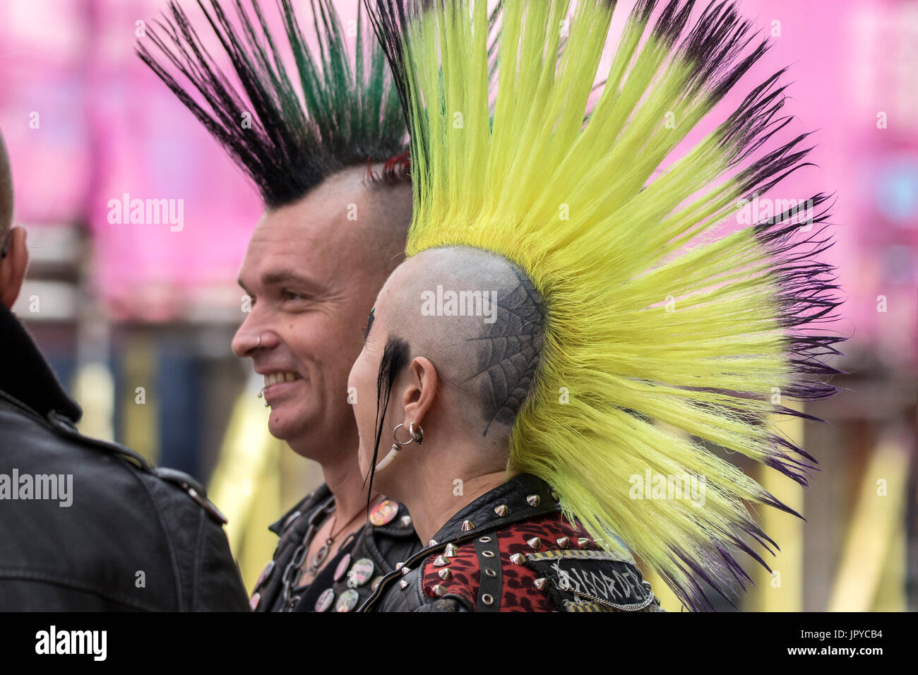 Un punk rock festival rebelarse rebelde rebelión Blackpool spike spiked  puntiagudos supervivientes mohawk peinado cabello proscribir steampunk doc  martens basculante roca Fotografía de stock - Alamy