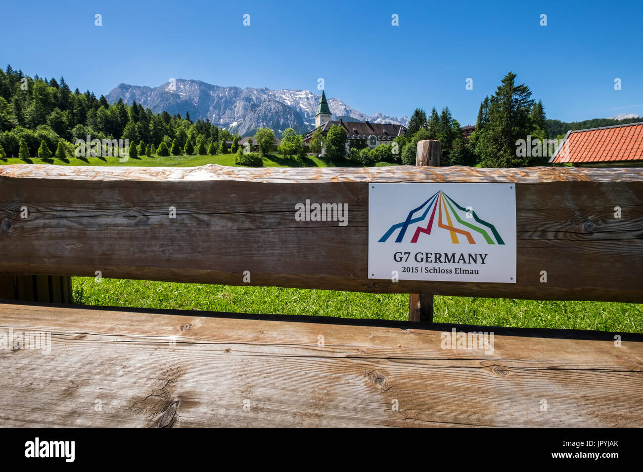 Hotel Schloss Elmau,signo en banco de madera observando la escena de la cumbre del G7 en 2015, Baviera, Alemania Foto de stock