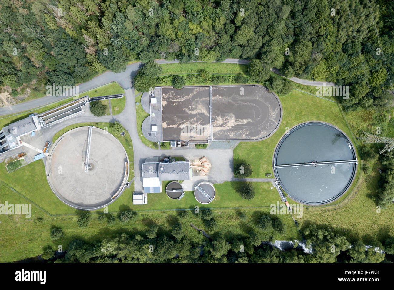 Vista aérea de una pequeña planta de tratamiento de aguas residuales  Fotografía de stock - Alamy