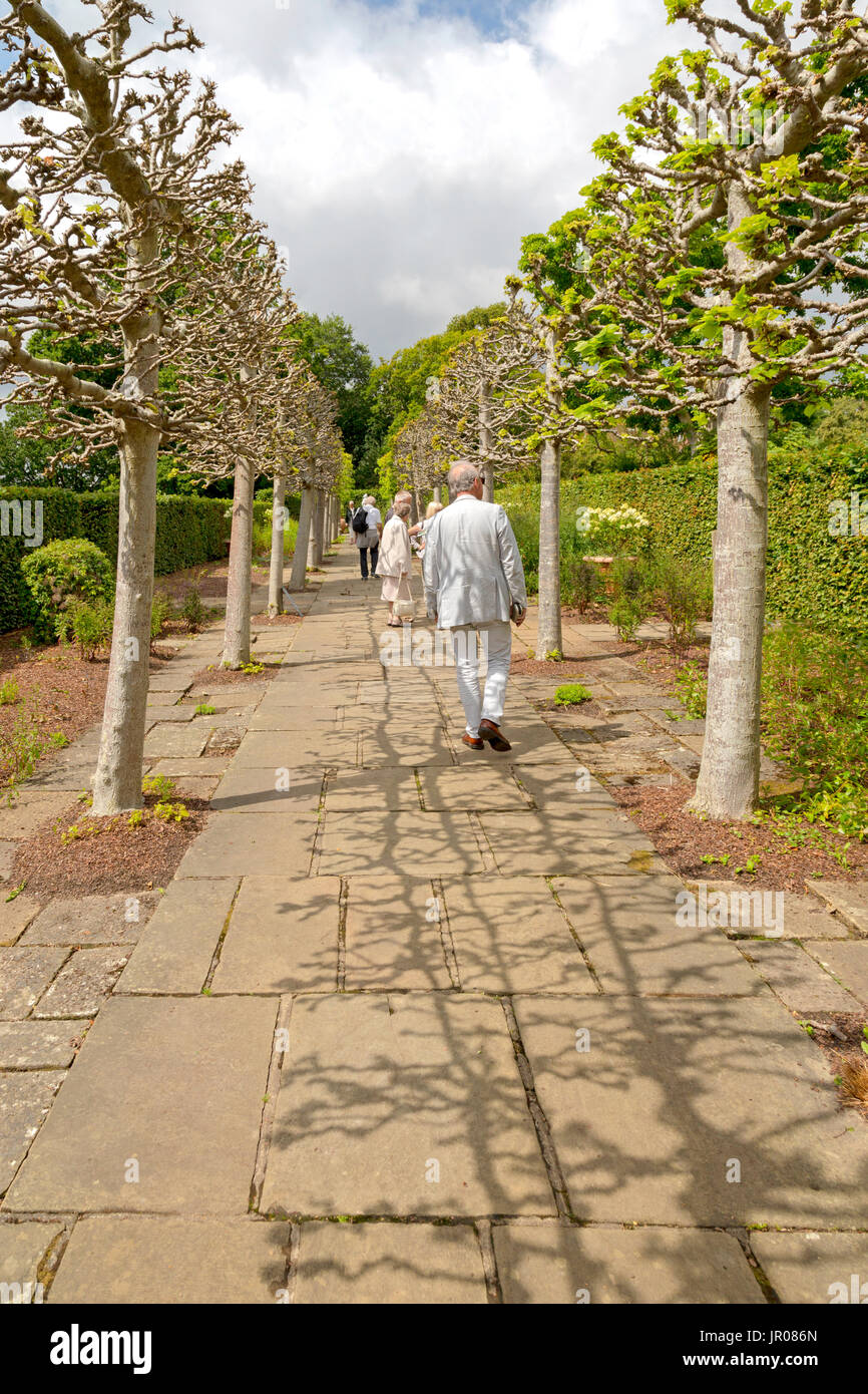 Turistas paseando por el Paseo de cal en Sissinghurst Castle Garden, Kent, Inglaterra, Reino Unido. Foto de stock
