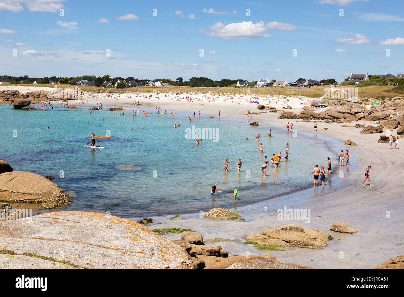 Francia - la gente en la playa tomando el sol y nadando en la playa en verano, sol, Trevignon, Finisterre, Bretaña Francia Europa Foto de stock