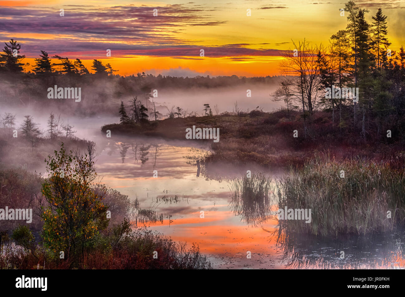 Mañana las brumas se levanta de Rocky Lago; Bedford, Nova Scotia, Canadá Foto de stock