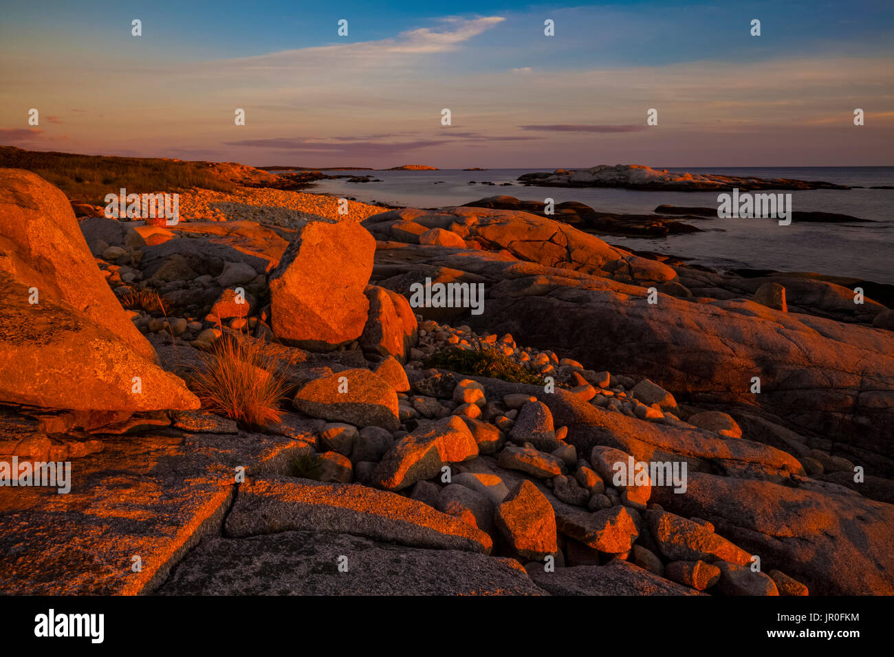 A lo largo de la cabeza alta sendero litoral al atardecer; Perspectiva, Nova Scotia, Canadá Foto de stock