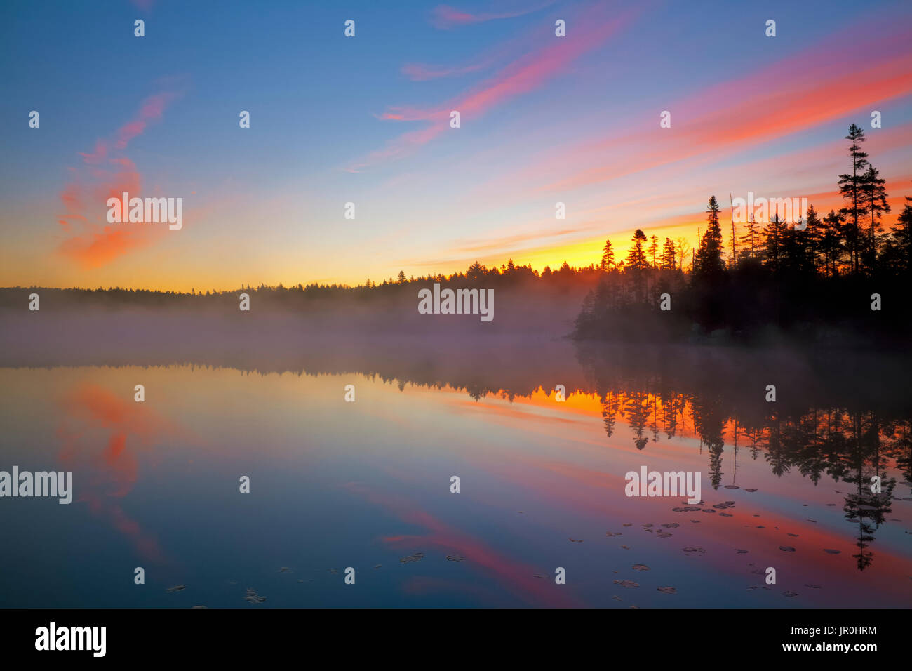 Tomas el lago al amanecer; Bedford, Nova Scotia, Canadá Foto de stock