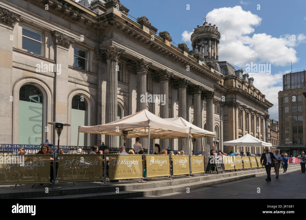 Se puede comer al aire libre al lado de goma en el centro de la ciudad de Glasgow, Escocia, Reino Unido Foto de stock