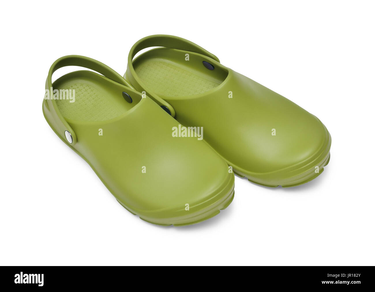 Los zapatos Crocs. Un par de verde caqui zuecos aislado sobre fondo blanco  w/ el camino Fotografía de stock - Alamy