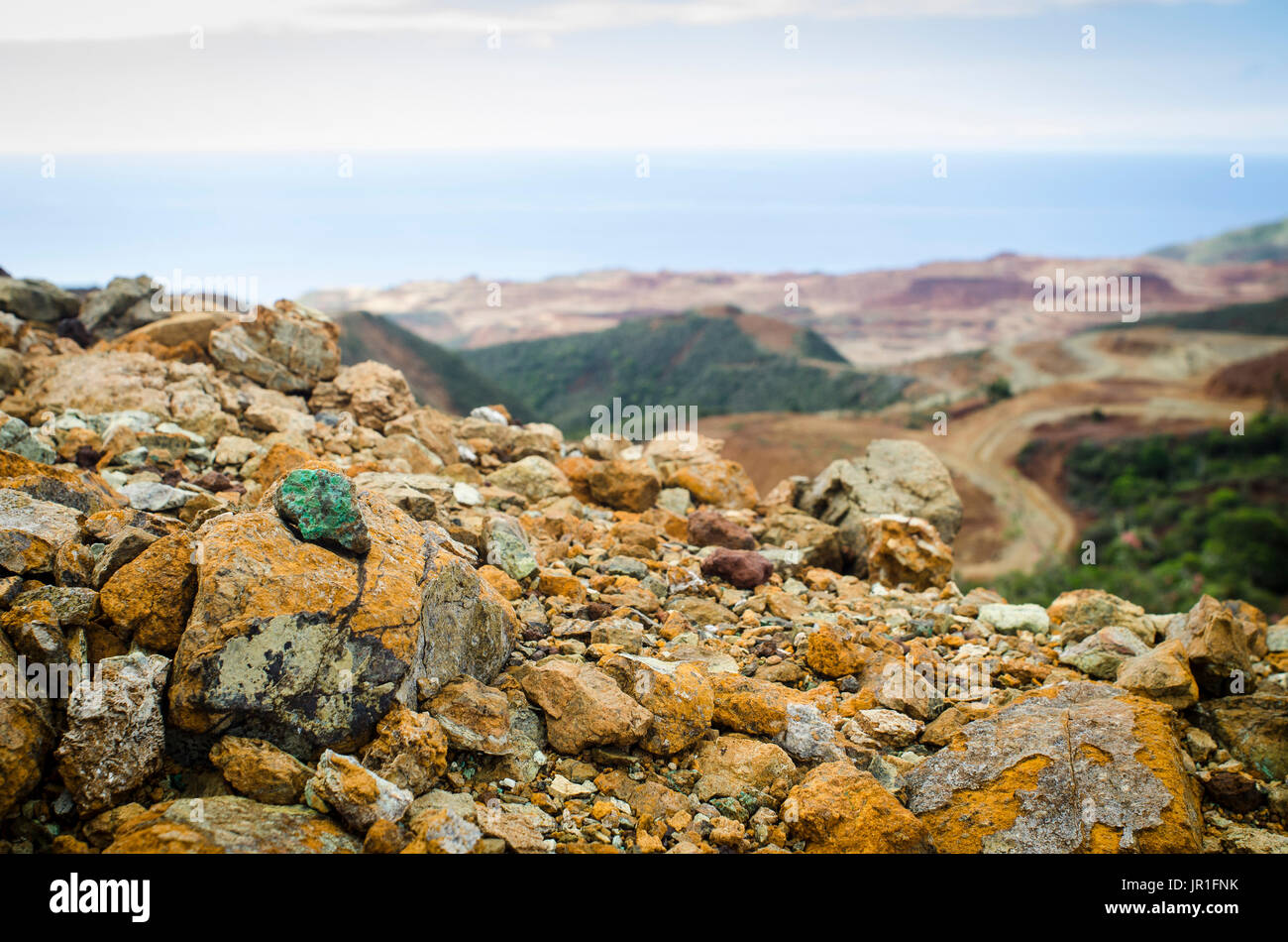 Con serpentina Garnierite venas (mineral de níquel) en la parte delantera del níquel minas a cielo abierto, Kouaoua, Provincia del Norte, Nueva Caledonia Foto de stock