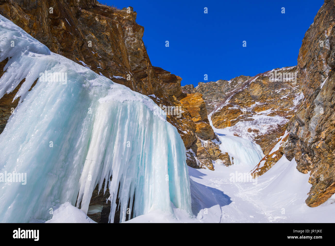 Las cascadas congeladas a lo largo de una milla Creek, en la Cordillera de Alaska en un soleado día de invierno. Foto de stock