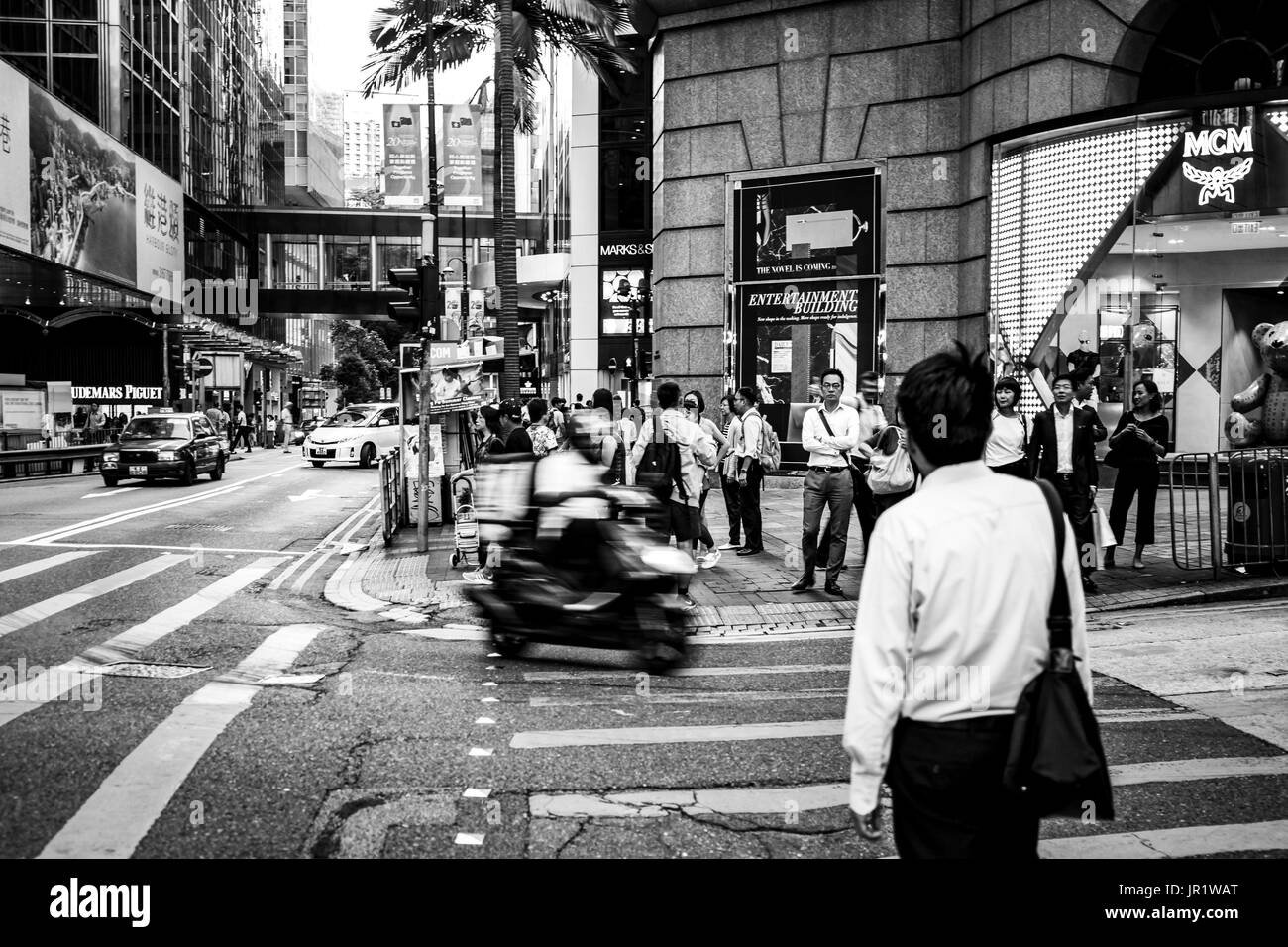 La gente caminando en Queen's Road, Central después del trabajo Foto de stock