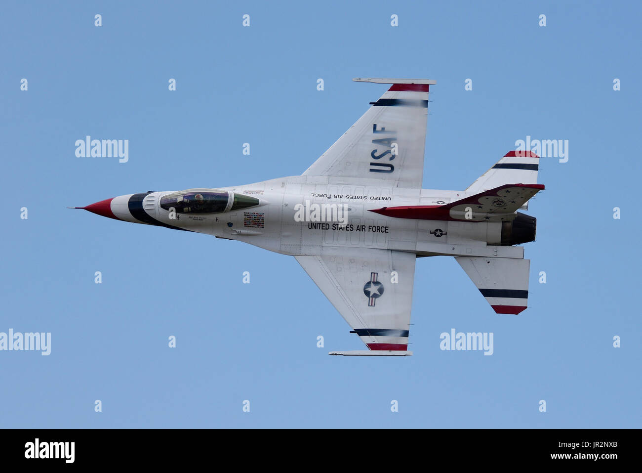El Escuadrón de Demostración Aérea de Thunderbirds de la Fuerza Aérea de LOS ESTADOS UNIDOS muestra el avión a reacción del equipo en un espectáculo aéreo Foto de stock