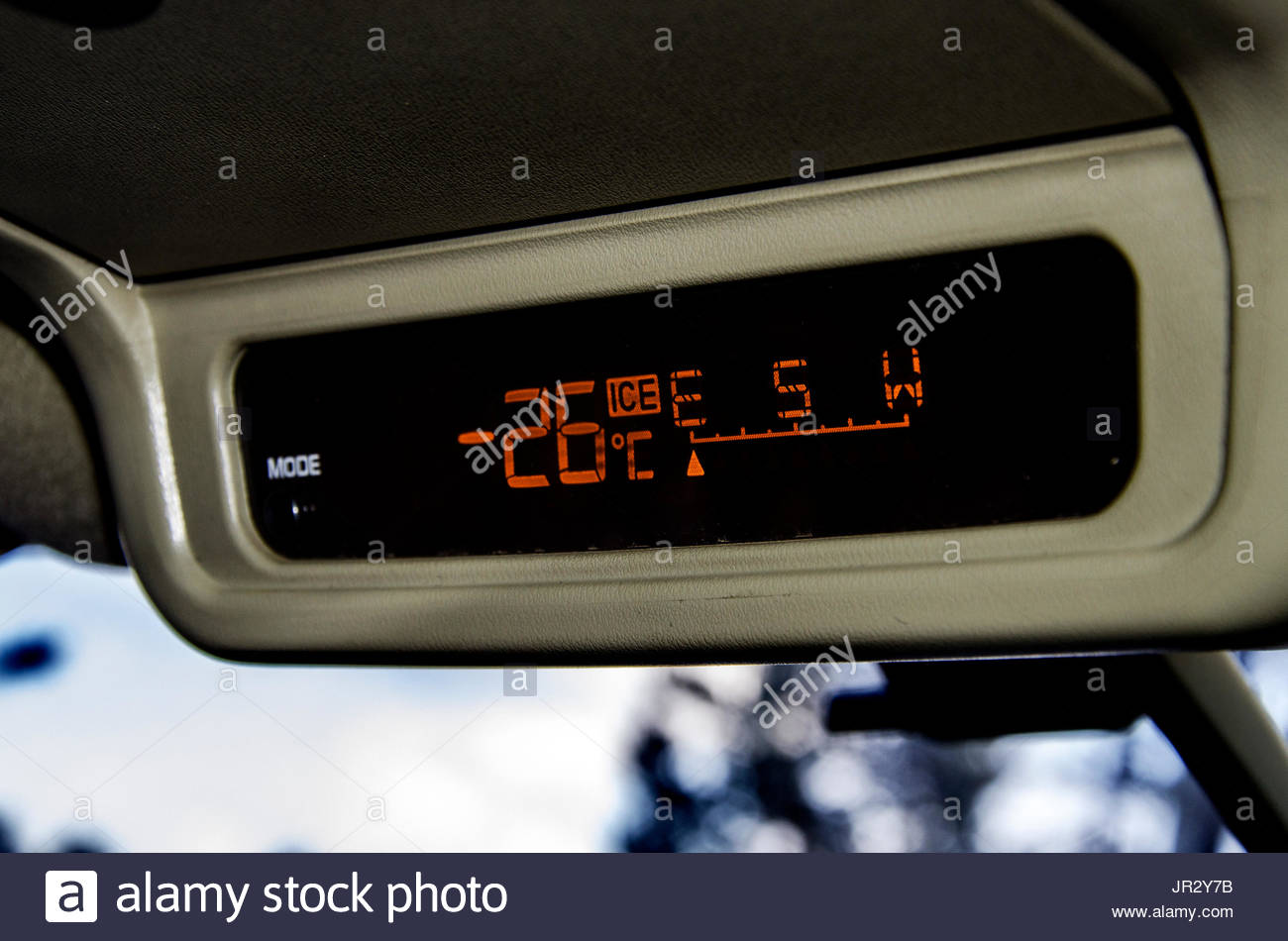 Termómetro de coche que indica la temperatura exterior en la superficie del  lago Baikal, en Siberia, Rusia Fotografía de stock - Alamy