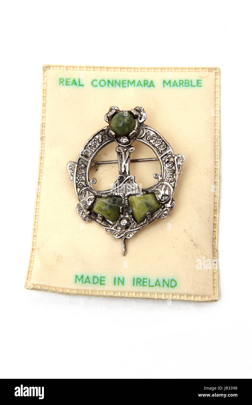 Vintage milagro irlandés Celtic pennanular broche de mármol verde de Connemara conjunto colgante en tono plateado Foto de stock
