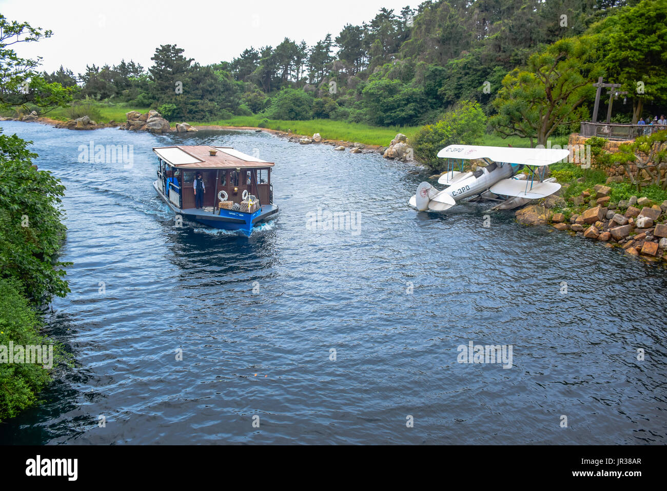 CHIBA, Japón: Un barco lleno de pasajeros está atravesando el río en medio de la selva en Tokio Disneysea Foto de stock