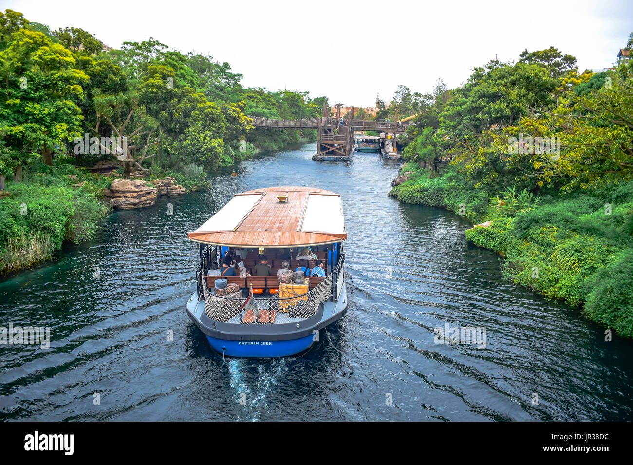 CHIBA, Japón: Un barco lleno de pasajeros está atravesando el río en medio de la selva en Tokio Disneysea Foto de stock