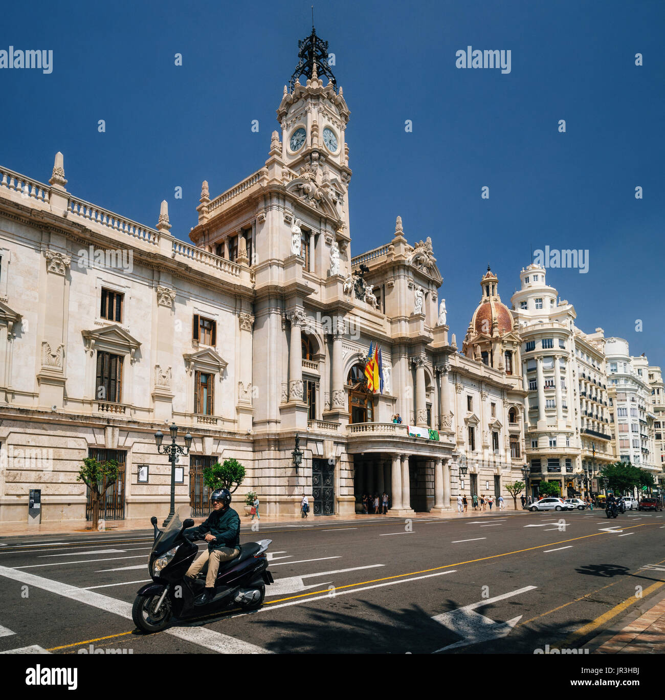 Valencia, España - 2 de junio, 2017: Biker delante del Ayuntamiento de Valencia, España. Español de arquitectura barroca y neoclásica da nombre a la Foto de stock