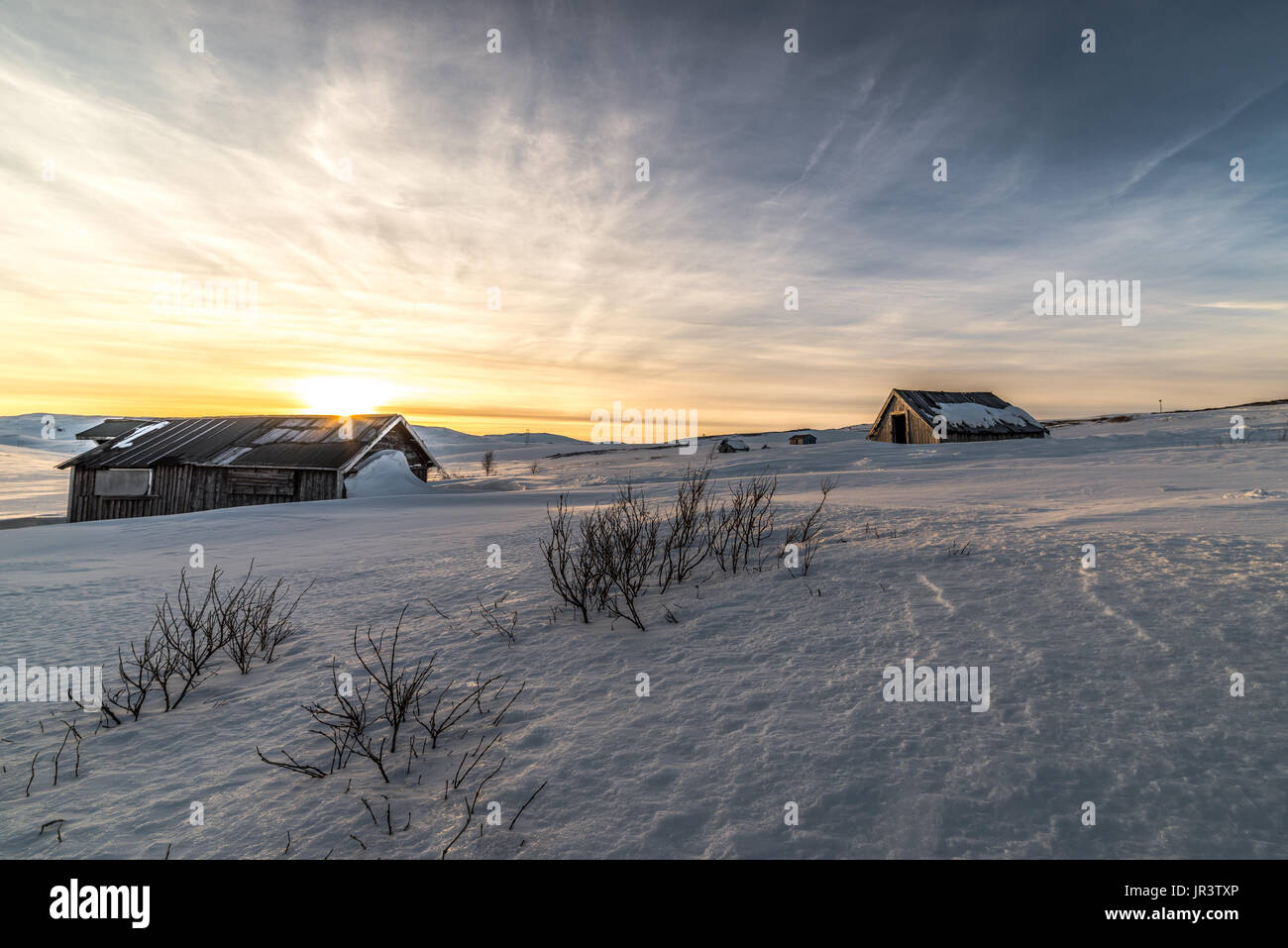 Sapmi pequeñas abandonadas vieja cabaña en la montaña del ártico Foto de stock