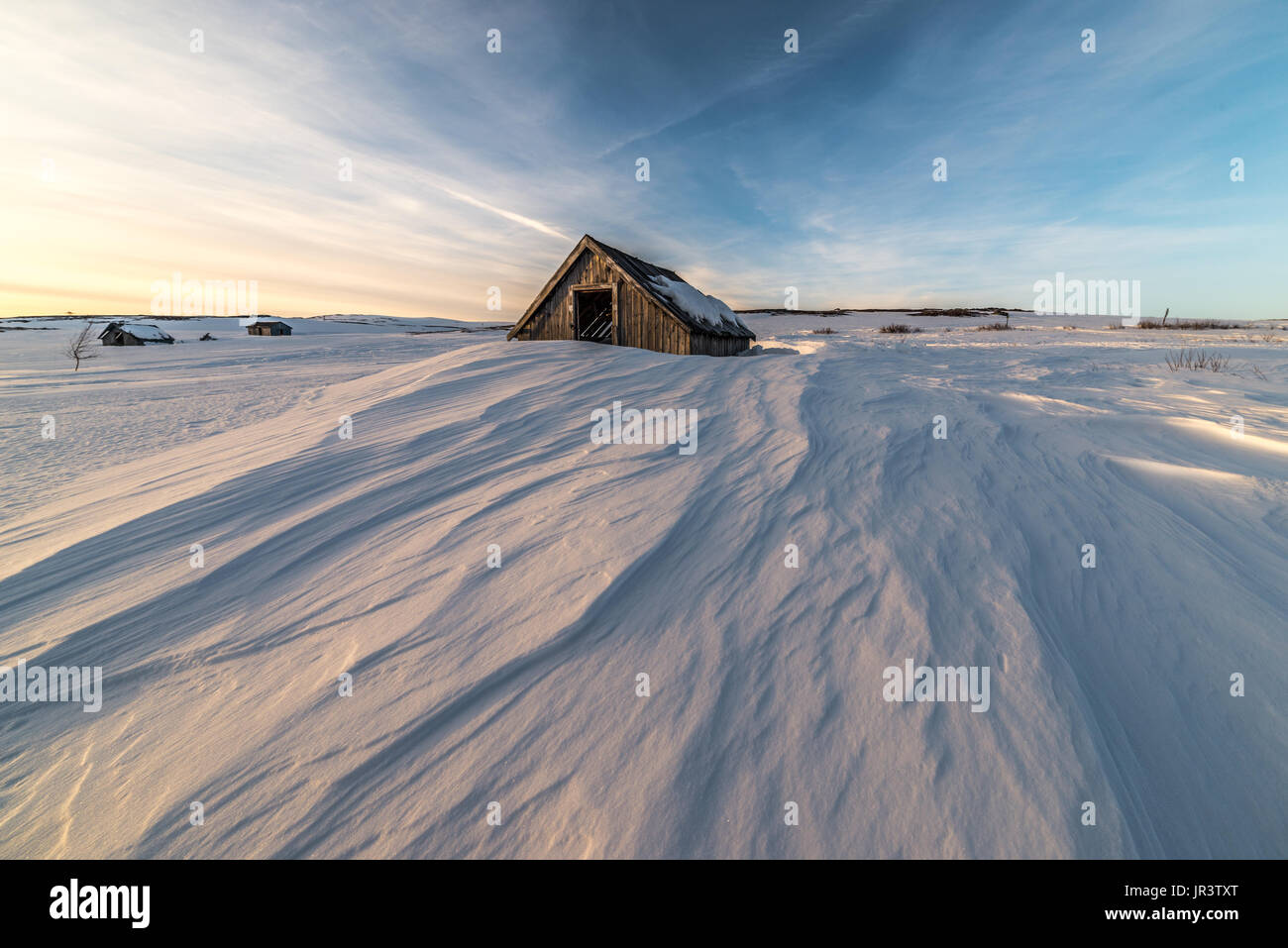Sapmi pequeñas abandonadas vieja cabaña en la montaña del ártico Foto de stock