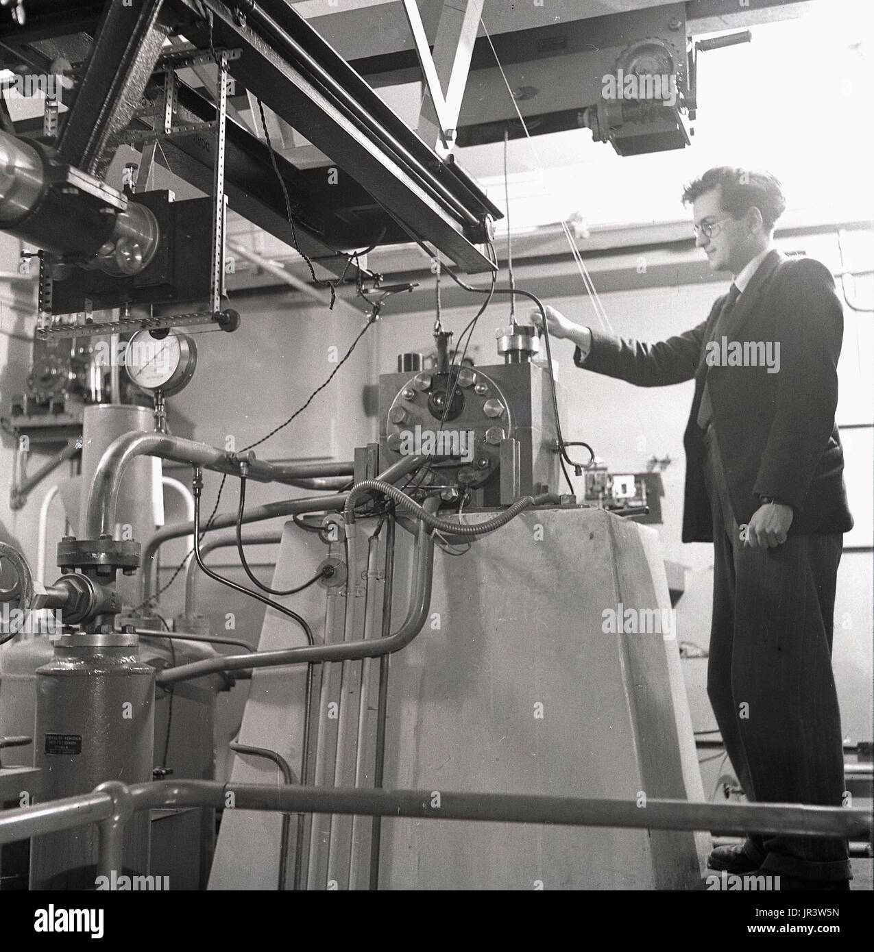 1950 masculino, históricas, profesor de la Universidad de Oxford, Oxford, Inglaterra, Reino Unido, utilizando una máquina ultracentrifuge en el laboratorio de bioquímica. Foto de stock