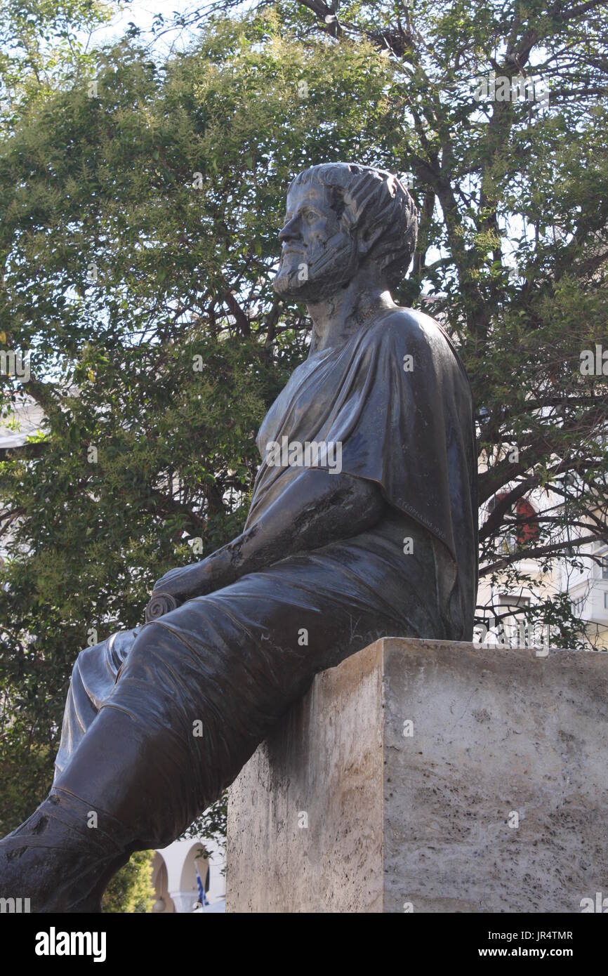 Vista de Aristóteles filósofo y científico griego antiguo estatua, en