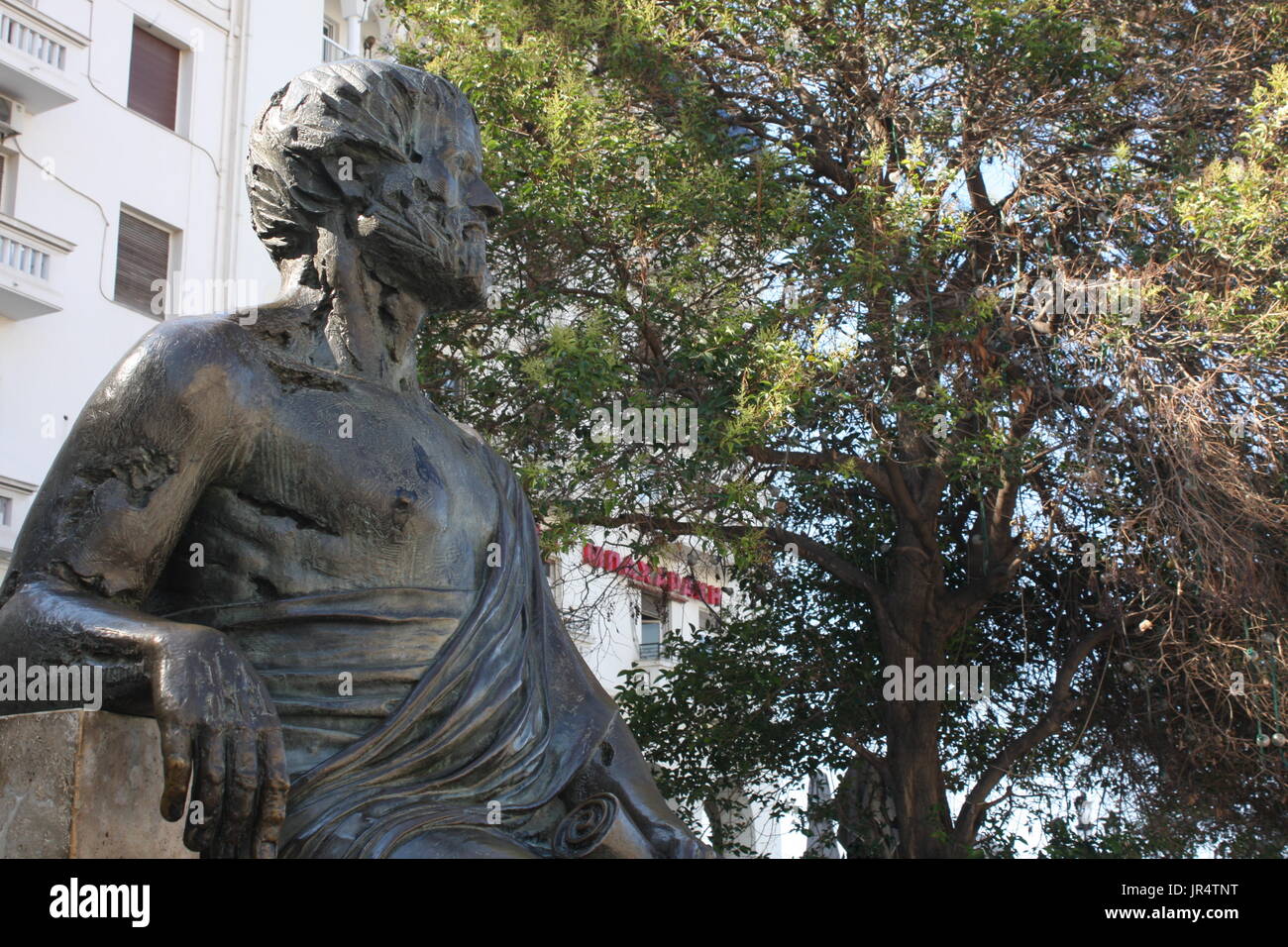Vista de Aristóteles filósofo y científico griego antiguo estatua, en