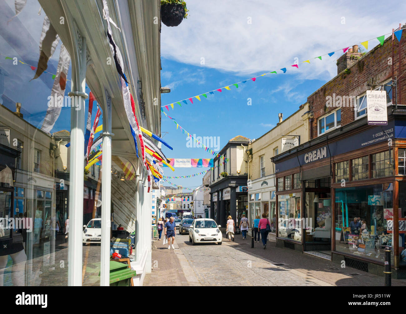 Falmouth Cornwall UK, centro de la ciudad con tiendas de High street Foto de stock