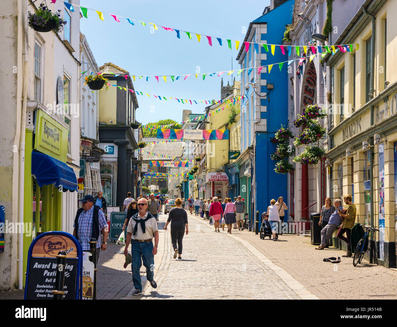High street, Reino Unido - El centro de la ciudad de Falmouth con gente de compras en el verano, Falmouth, Cornwall, Westcountry, REINO UNIDO Foto de stock