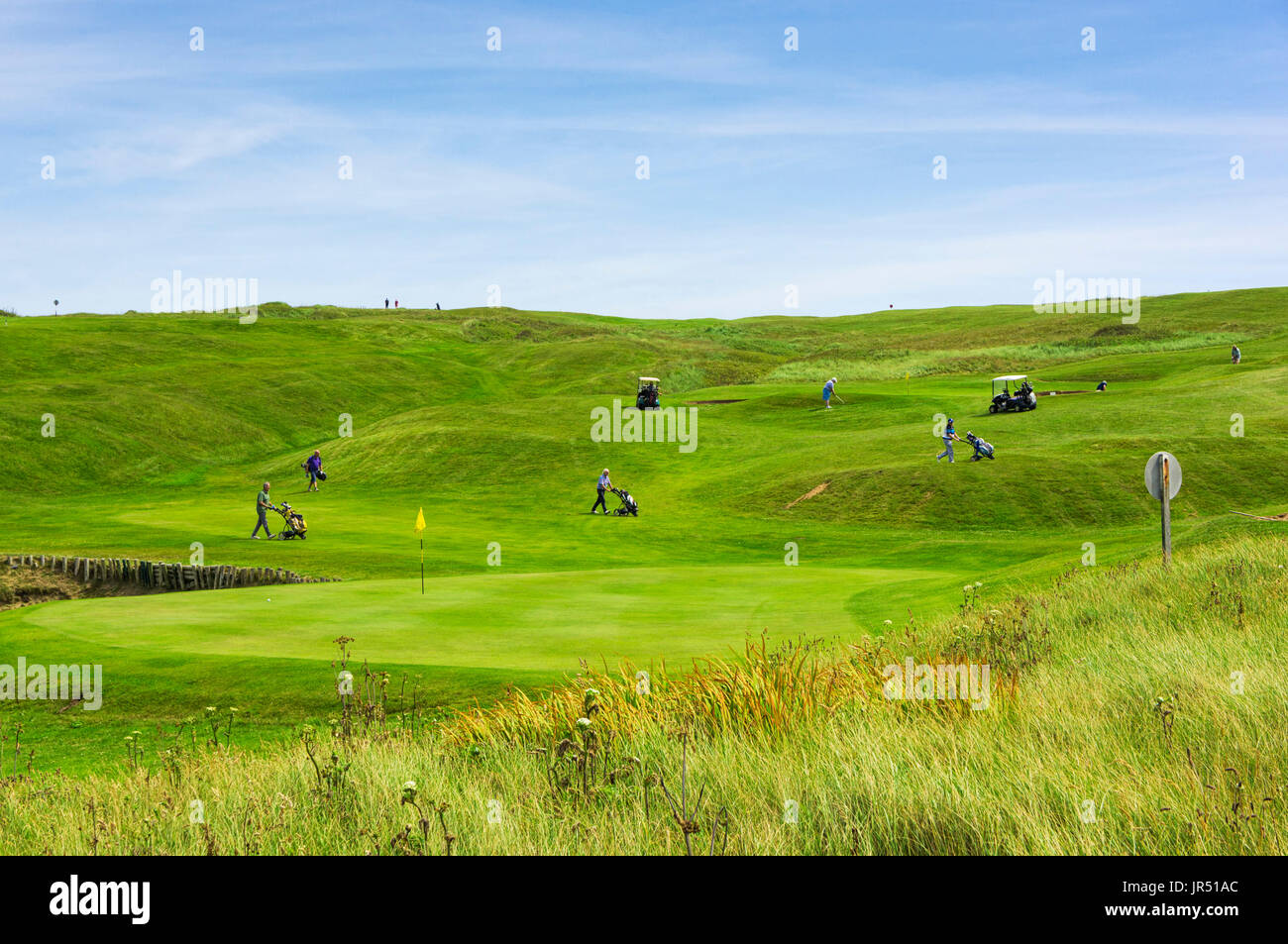 Los golfistas en un campo de golf Links sobre la costa, Inglaterra, Reino Unido. Foto de stock