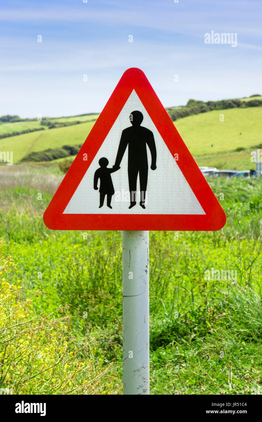 Señal de advertencia de seguridad vial para peatones en el cruce de la campiña, Inglaterra, Reino Unido. Foto de stock