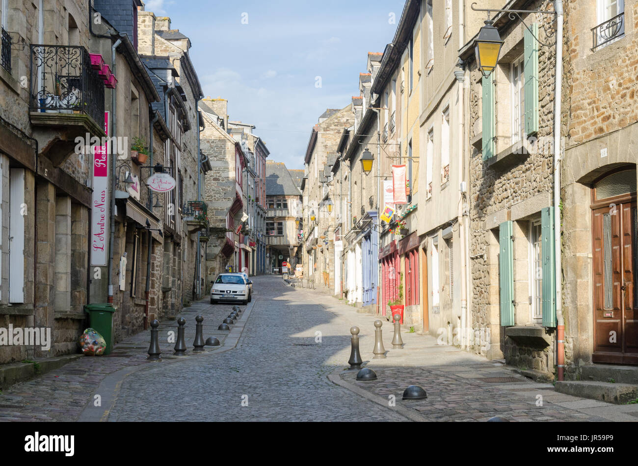 Las calles empedradas en el centro histórico de la ciudad de Dinan en el Cotes d'Armor, Bretaña, Francia Foto de stock