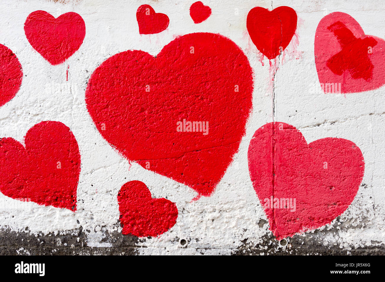 Muchos corazones pintados en una pared. Foto de stock