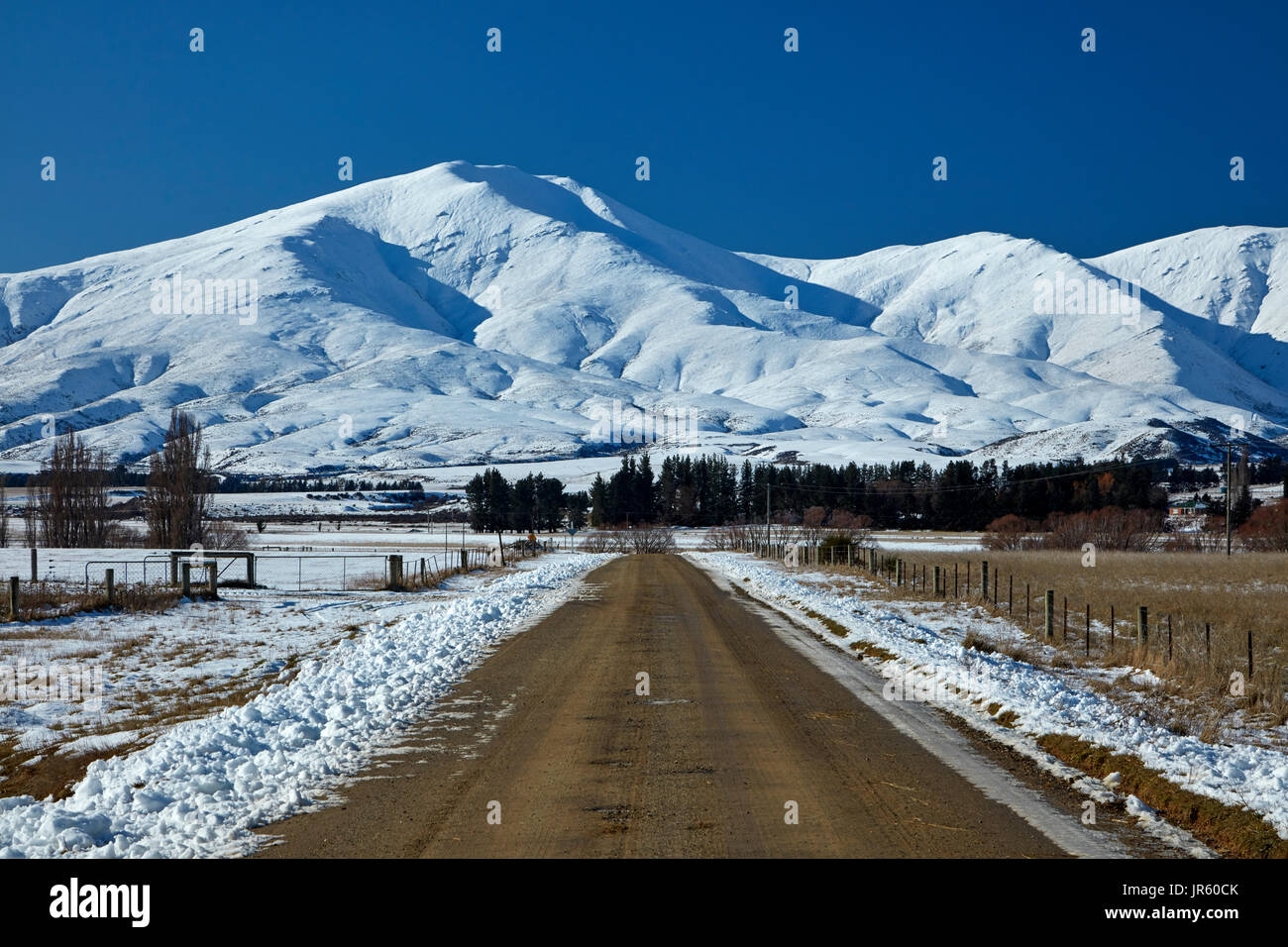 Camino a Danseys Pass y montañas Kakanui, cerca de Ranfurly, Maniototo, Central Otago, Isla del Sur, Nueva Zelanda Foto de stock