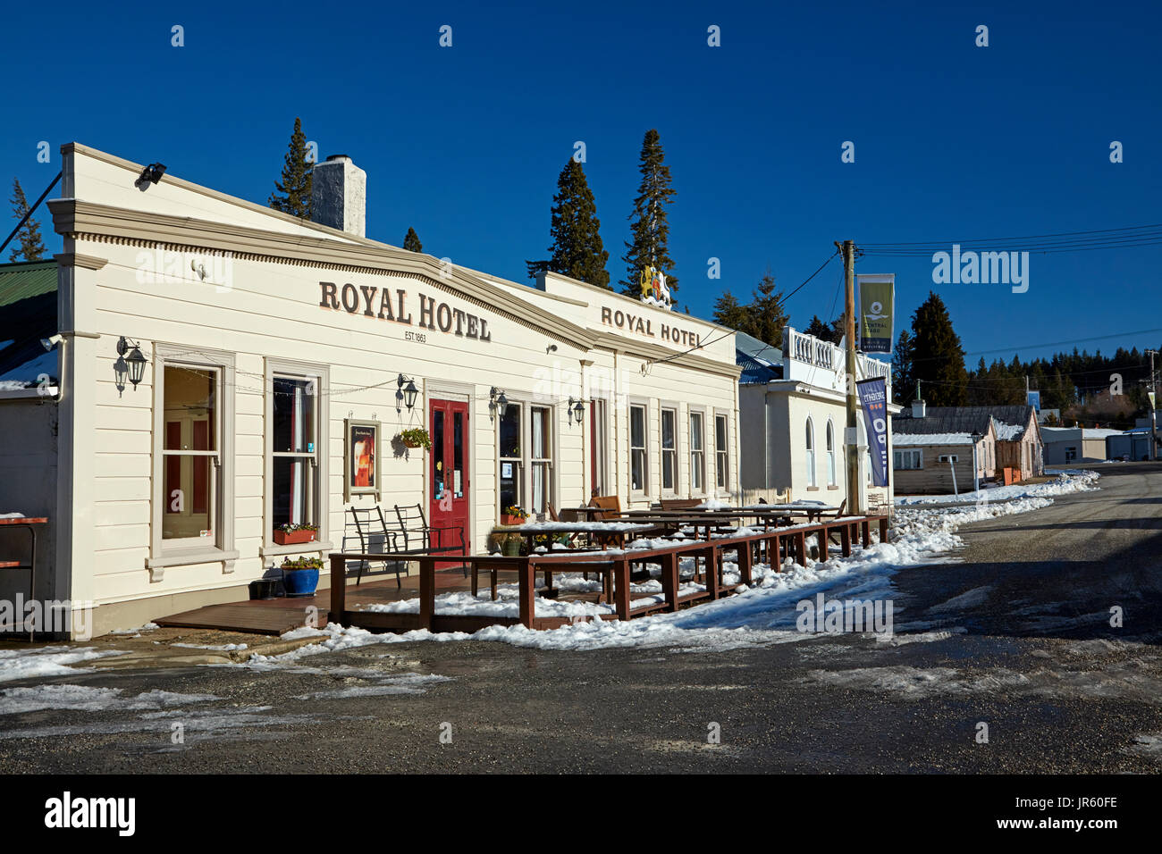 Hotel Royal (1878), y el Consejo del Condado de Maniototo Oficinas (1878), en invierno, Naseby, Maniototo, Central Otago, Isla del Sur, Nueva Zelanda Foto de stock