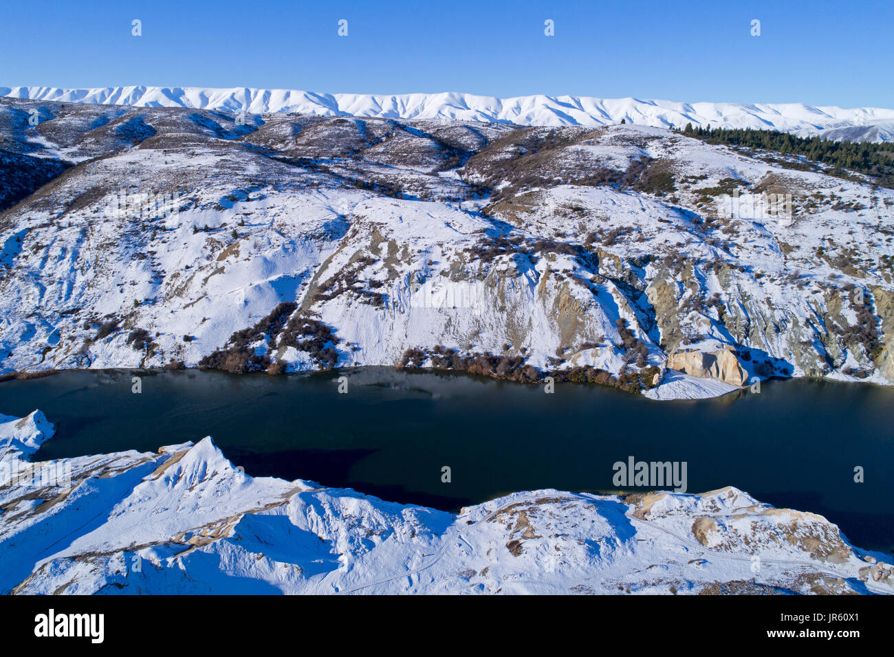 La nieve alrededor de el lago Azul, St Bathans y rango Hawkdun Maniototo, Central Otago, Isla del Sur, Nueva Zelanda - antena drone Foto de stock