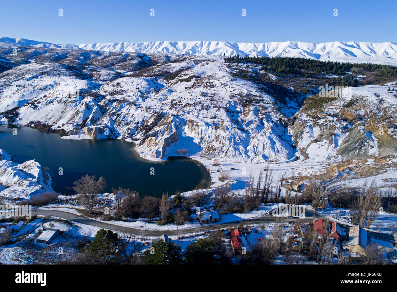 La nieve alrededor de el lago Azul, St Bathans y rango Hawkdun Maniototo, Central Otago, Isla del Sur, Nueva Zelanda - antena drone Foto de stock