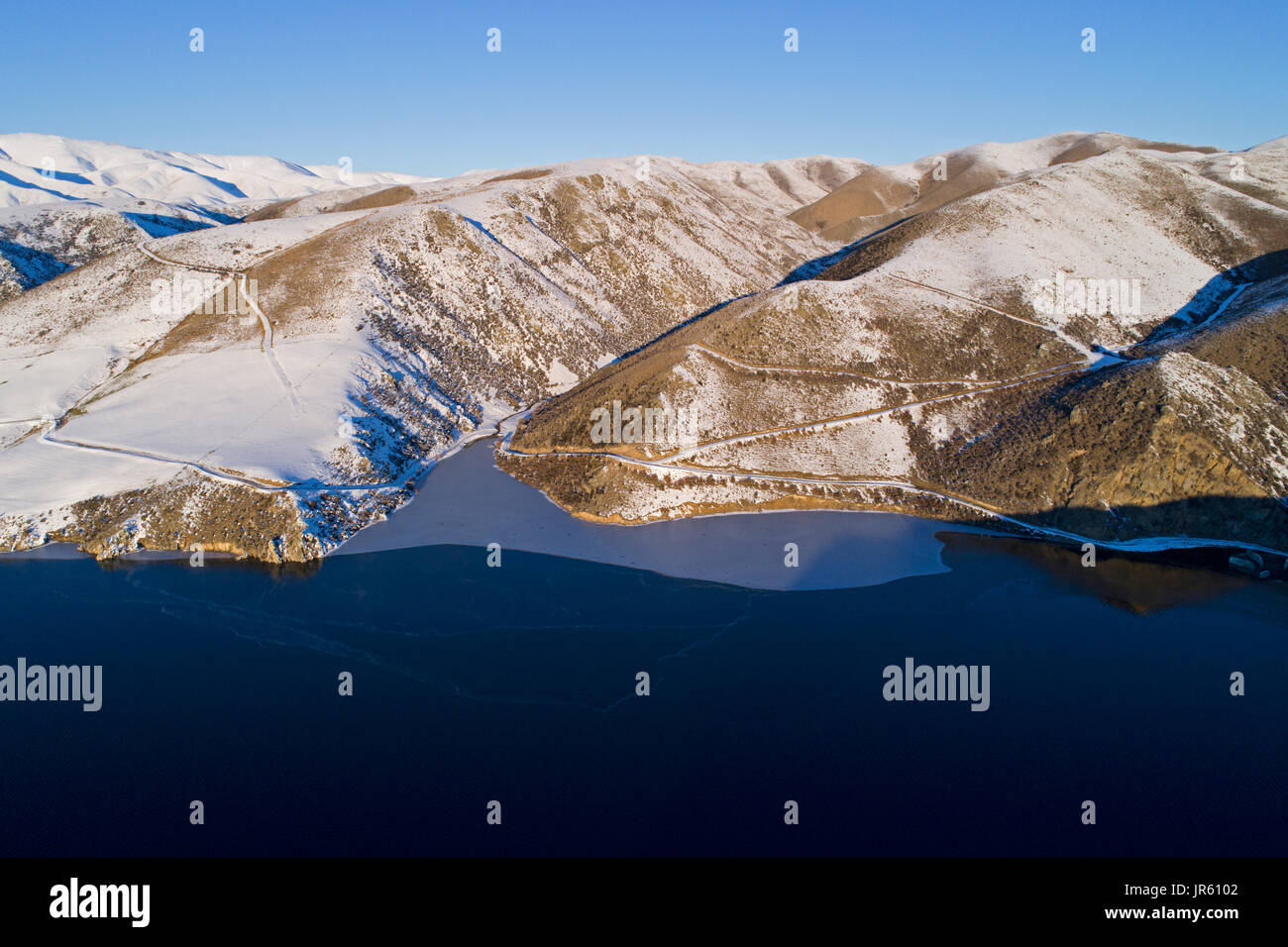 En el borde del hielo cae presa en invierno, Maniototo, Central Otago, Isla del Sur, Nueva Zelanda - antena drone Foto de stock
