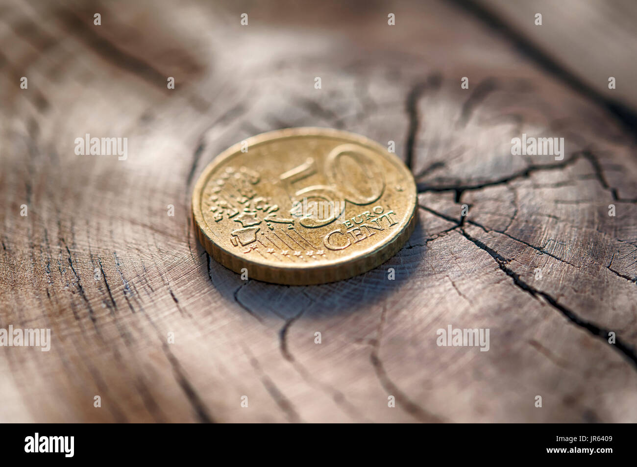 Euro moneda en tabla de madera Foto de stock
