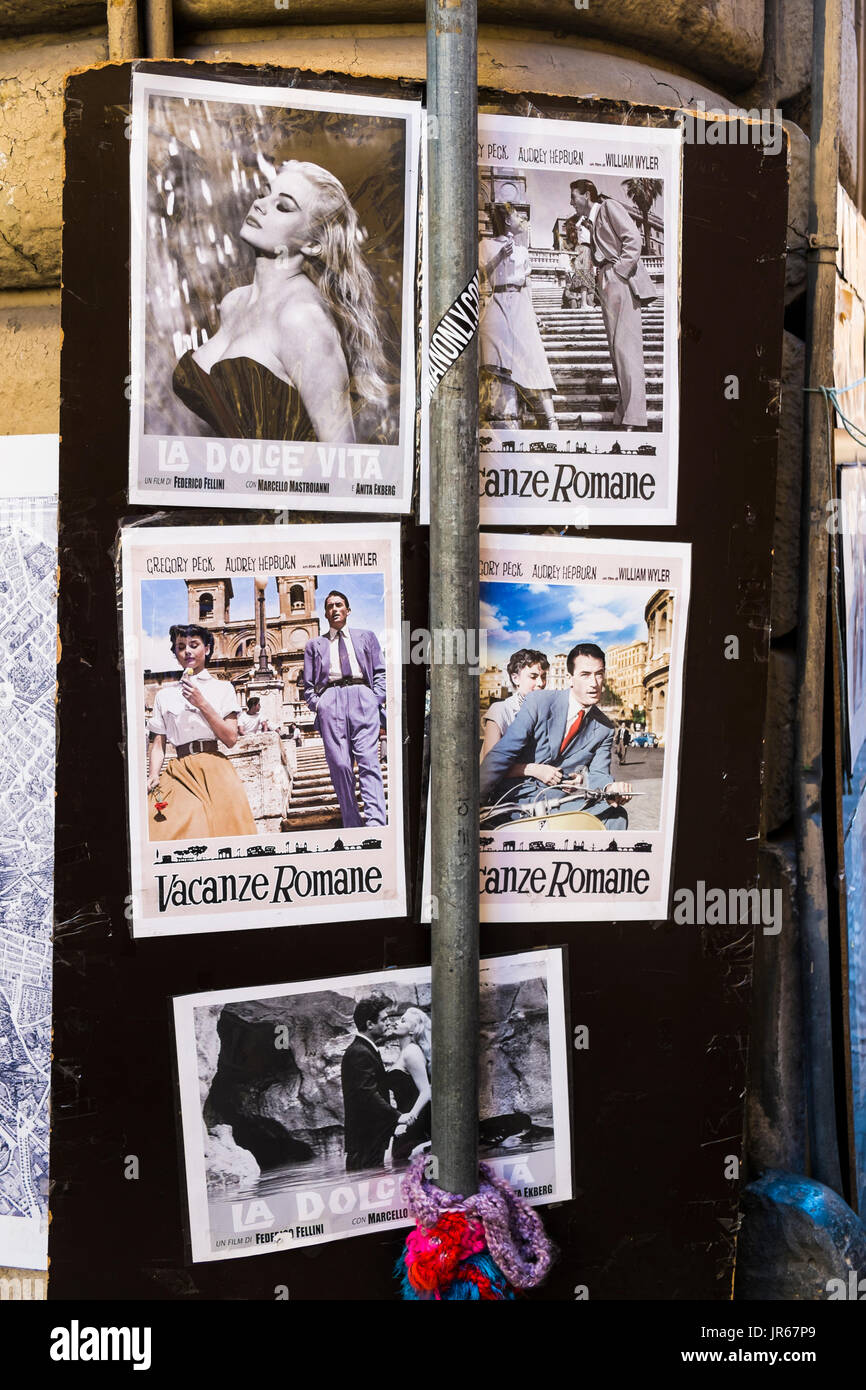 Postales mostrando escenas de películas relacionadas con roma de las películas Vacanze Romane, vacaciones en Roma y la dolce vita Foto de stock