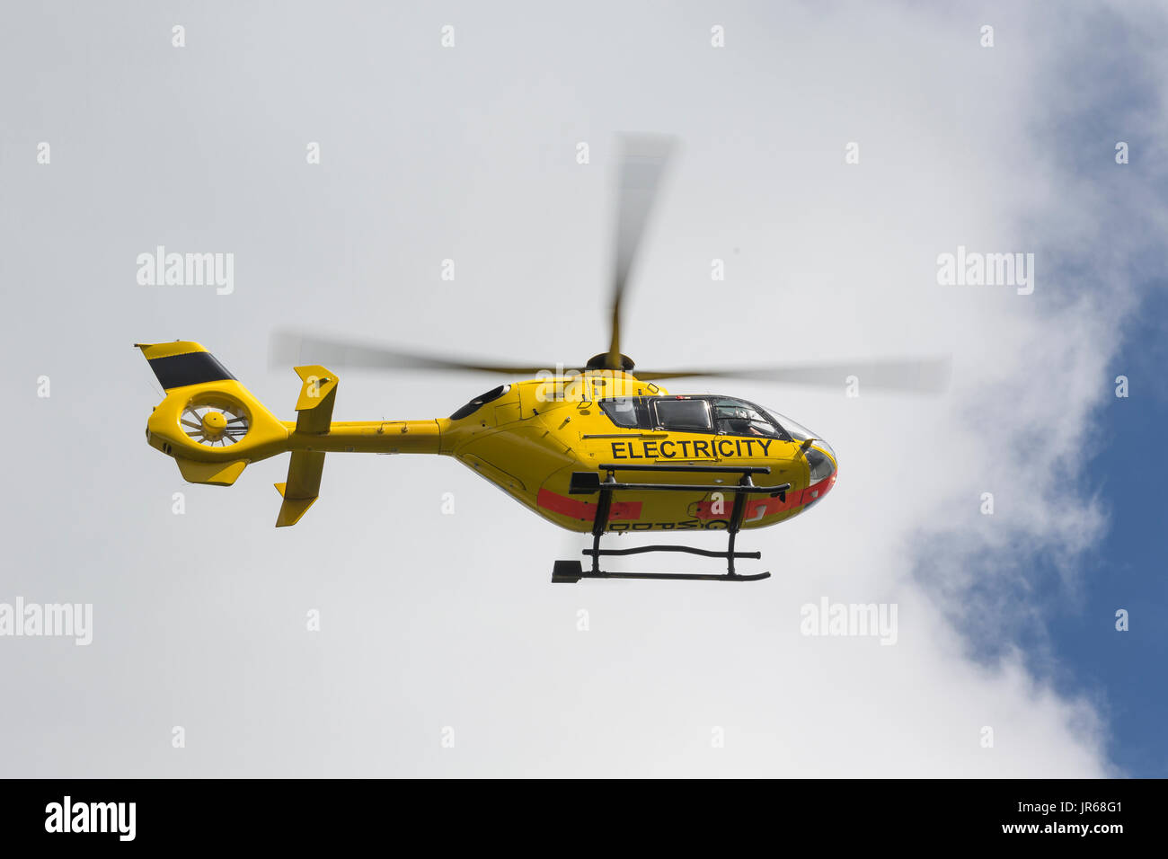 Helicóptero EUROCOPTER DEUTSCHLAND GMBH, registrada G-WPDD, volando bajo como encuestas líneas eléctricas para poder occidental Foto de stock