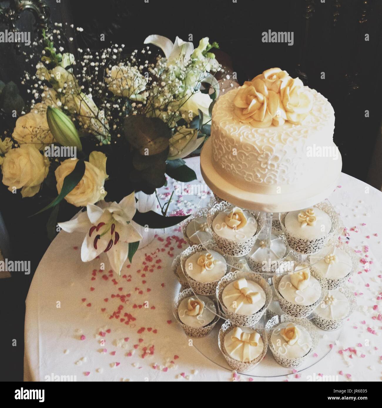 pestillo Merecer oriental Pastel de boda y flores sobre una mesa Fotografía de stock - Alamy