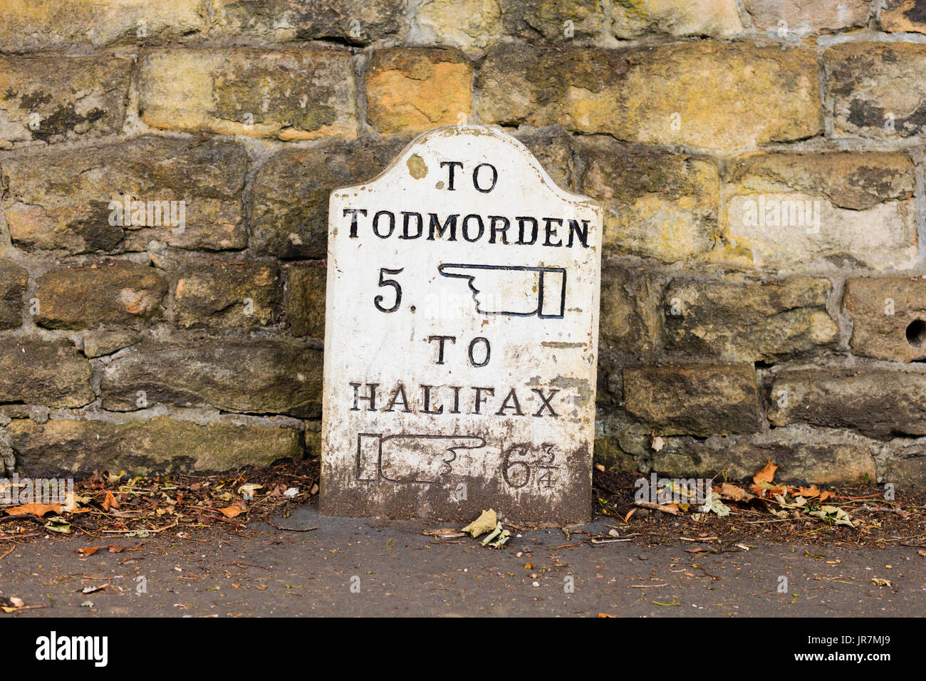 Un marcador de hito de piedra tradicional en Puente Haden, West Yorkshire, Reino Unido Foto de stock