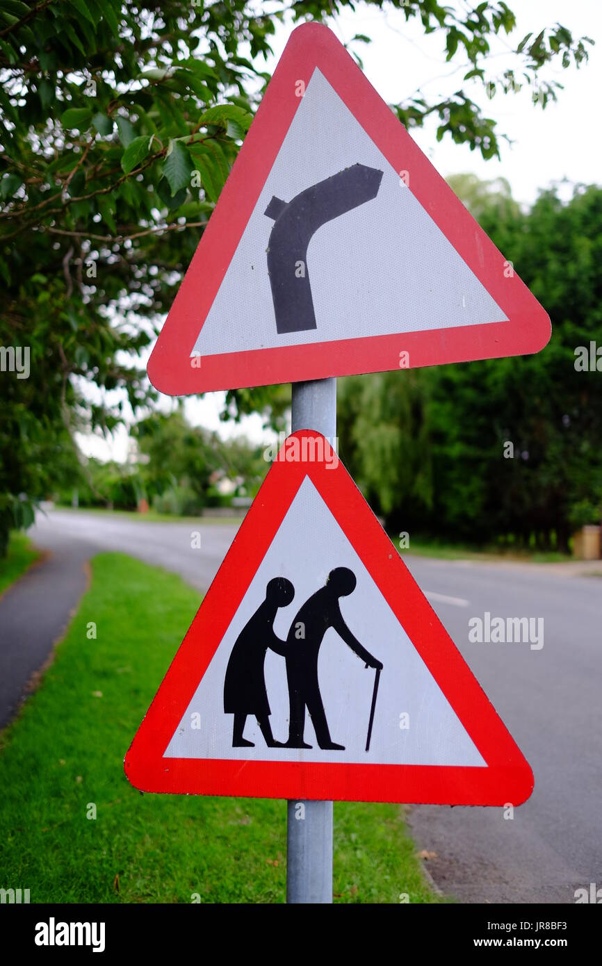 Señales de seguridad vial para personas mayores en Lincolnshire Foto de stock
