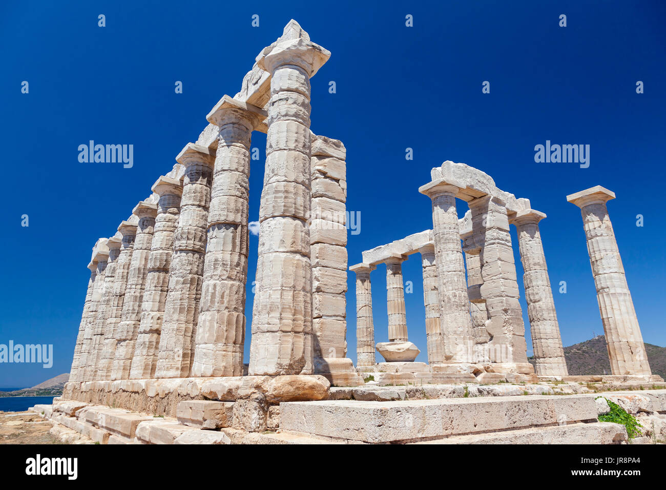 El templo de Poseidón en Cabo Sounion, uno de los más emblemáticos y populares sitios arqueológicos en Grecia. Foto de stock