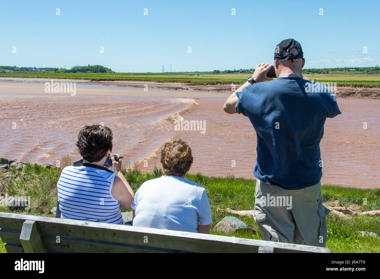 Los turistas viendo la marea la cavidad en el Centro de Visitantes de visualización, Nova Scotia, Canadá Foto de stock