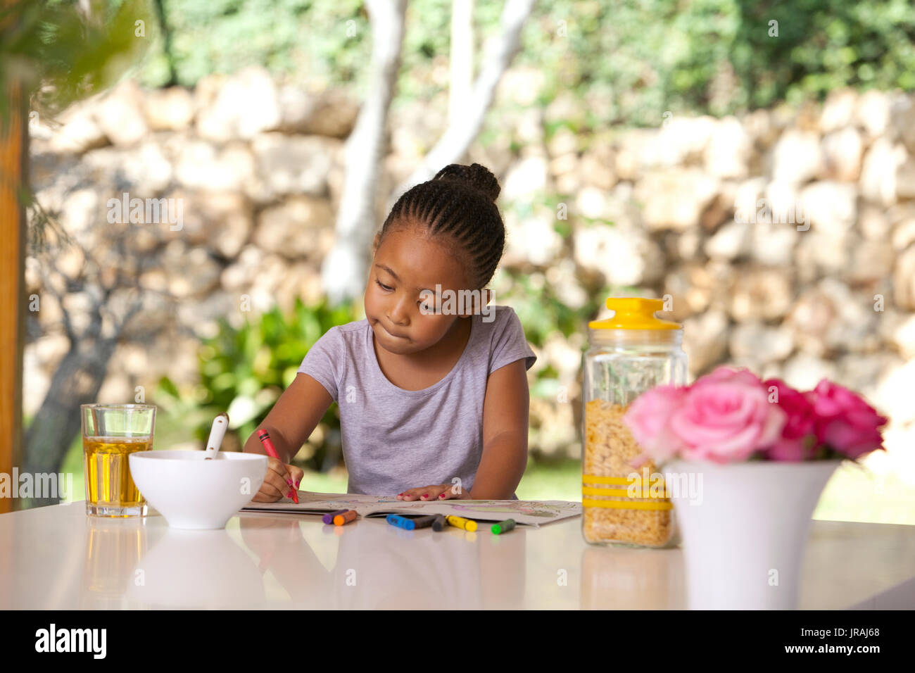 Little Girl colorear con lápices de colores Foto de stock