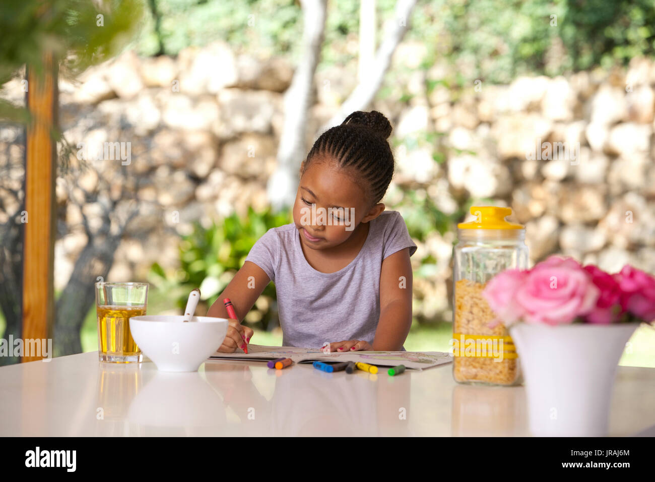 Little Girl colorear con lápices de colores Foto de stock