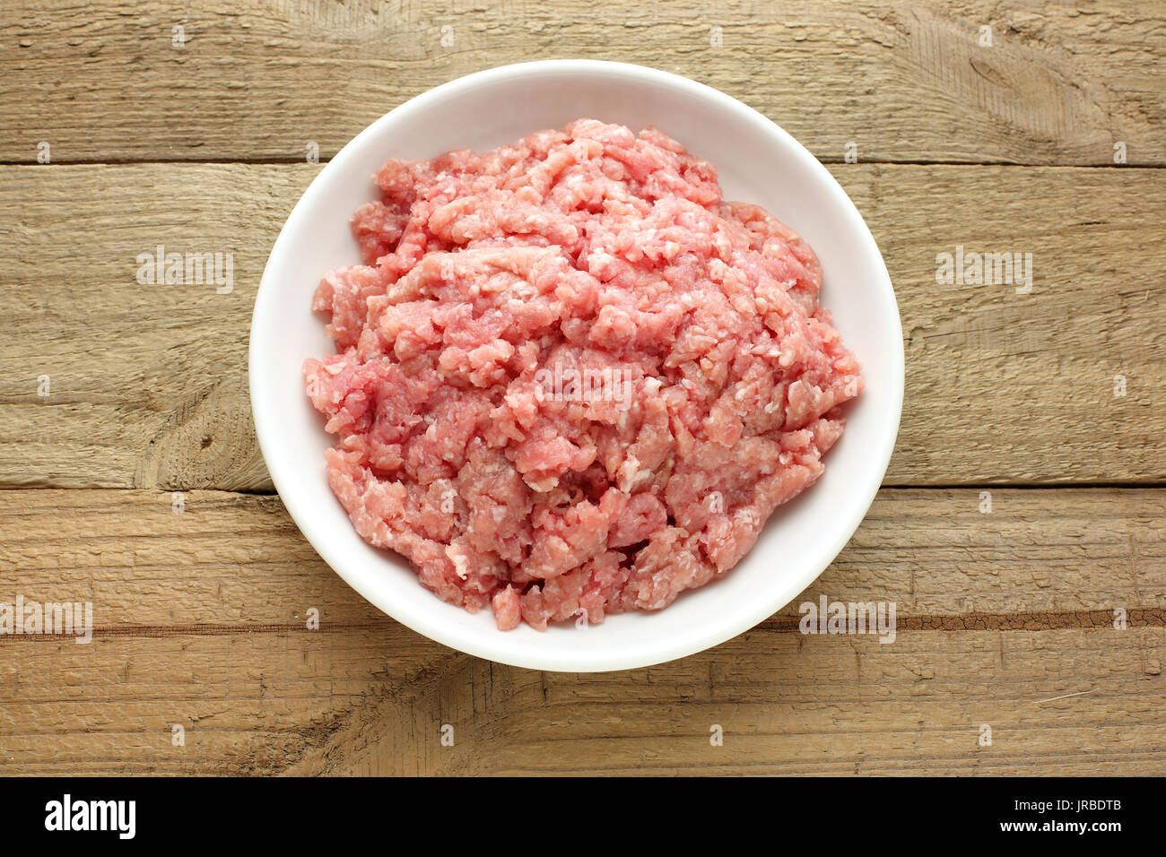 La carne picada sobre fondo de madera Foto de stock